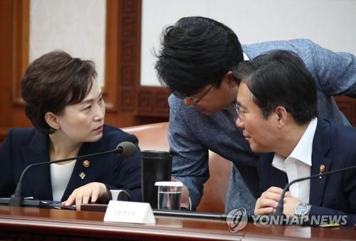 정부 "서울 집값 0.3% 이상 오르면 '과열' 판단…추가대책 발동"