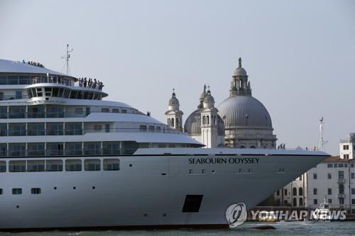 광고중단에 부담금도…세계적 관광지 '오버투어리즘' 대응 부심