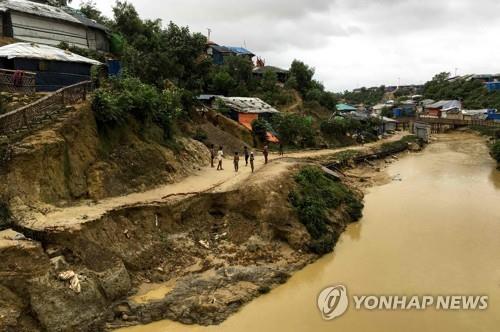 방글라데시 '로힝야 난민촌' 잇단 산사태…한 명 사망