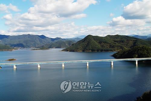 전북 식수 용담호에 태양광 시설 건립…먹는 물 안전성 우려