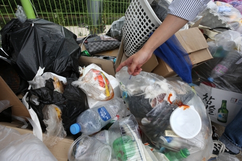 음식물쓰레기 줄줄 새는 봉투 '툭'…양심 버린 피서객들