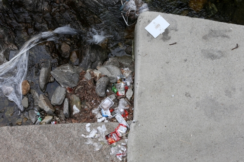 음식물쓰레기 줄줄 새는 봉투 '툭'…양심 버린 피서객들