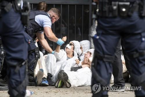 "화석연료 투자 그만" 스위스 은행 앞서 기후변화 시위