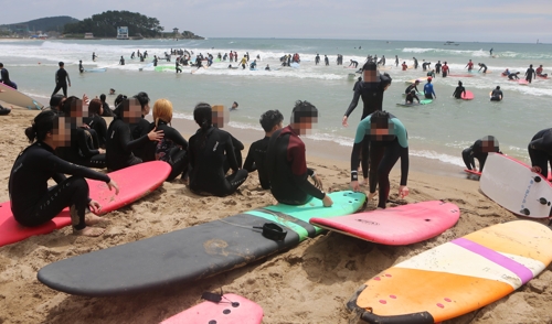 [르포] "서핑 성지라더니…" 콩나물시루 같은 부산 송정 레저존