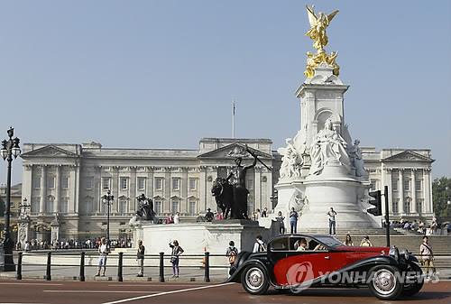 20대 남성 英 여왕 거주 버킹엄궁 담 넘었다가 쇠고랑