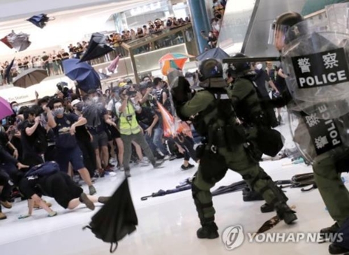 홍콩 시민 11만명 '송환법 반대' 시위…경찰·시위대 충돌(종합)