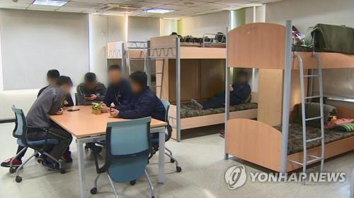 [김귀근의 병영톡톡] 軍, 연말께 병사 휴대전화 전면 허용할듯