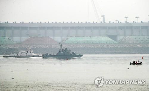 합참 "'잠망경 추정물체' 발견 신고지역 수색정찰 중"