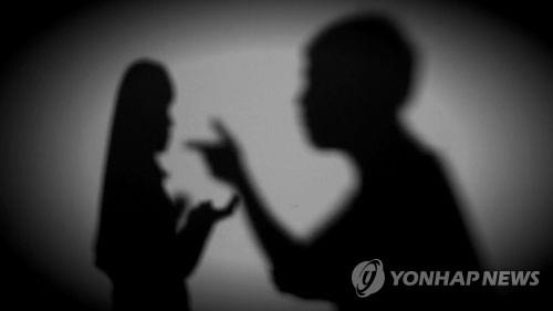 "현관 왜 세게 닫아"…흉기 들고 이웃 위협한 50대 체포