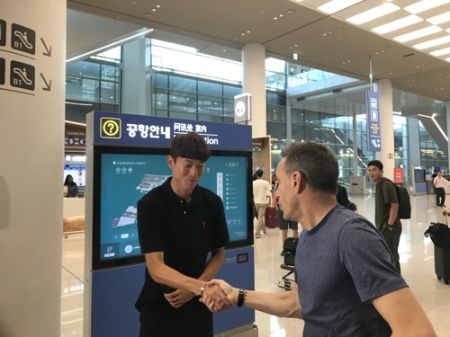 벤투 감독, 출국 황의조에 "행운 빈다"…"최종예선 진출에 집중"