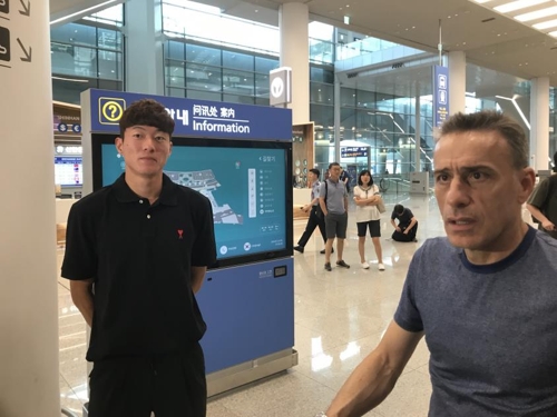 벤투 감독, 출국 황의조에 "행운 빈다"…"최종예선 진출에 집중"