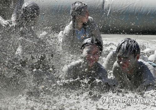 '진흙의 향연' 보령머드축제 개막…대천해변서 28일까지