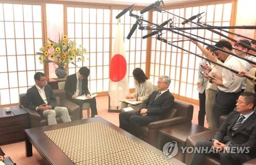 '한국대사 초치' 日 고노 '무례' 발언에 외무성 간부도 놀라