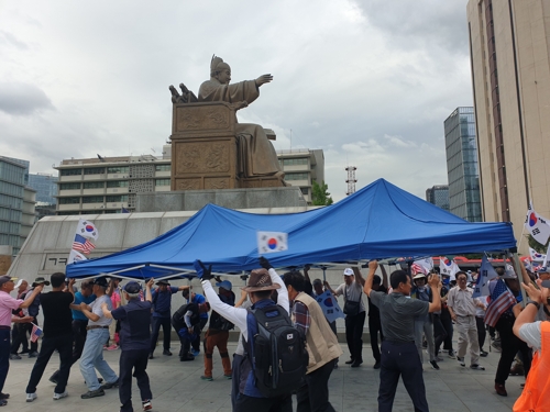 우리공화당, 광화문 광장에 천막 기습 설치…1명 연행(종합)