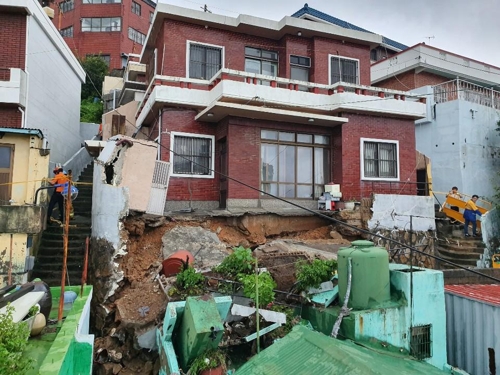 태풍 다나스 영향으로 부산서 토사 유출·지반침하 잇따라