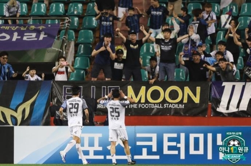 '이적생 김승대 결승골' 전북, 서울에 4-2 승리…선두 질주