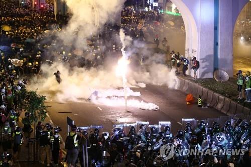 홍콩 '검은 행진'서 반중정서 표출…中 국가휘장 먹칠