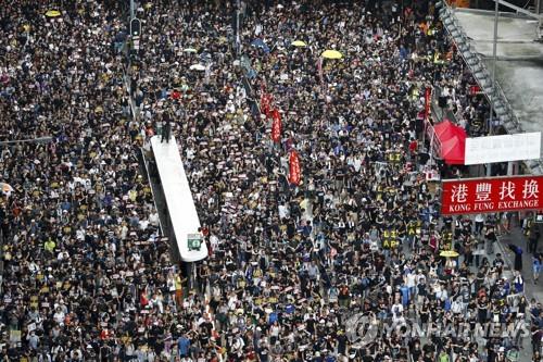 홍콩 '검은 행진'서 반중정서 표출…中 국가휘장 먹칠