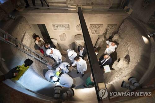 교황청 묘소 유골함서 뼛조각 수천개…36년 의혹 풀릴까