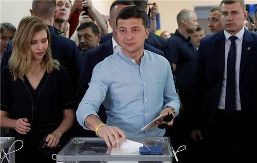 "우크라 총선서 여당 '국민의 종' 42.7%∼44.4% 월등한 1위"[출구조사]