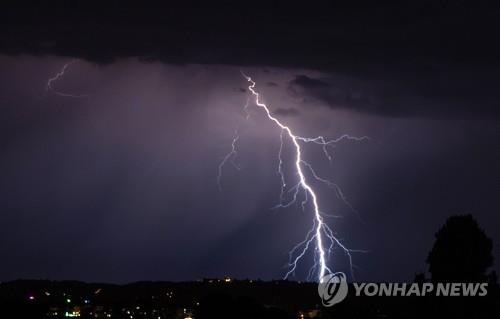 美 플로리다 해변서 8명 벼락 맞아…1명은 심장마비로 위중