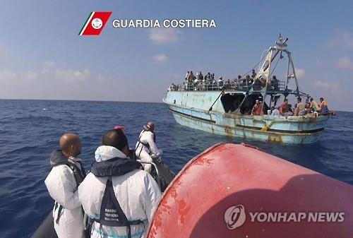 마크롱 "EU 8개국, 난민 분담 재정착 동의"…이탈리아는 빠져(종합)