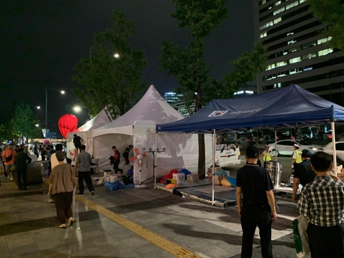 우리공화당, 광화문광장 천막 또 옮겨…"비 많이 온다고 해서"