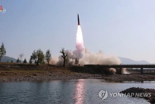  北, 신형 단거리 탄도미사일 2발 발사…최대 690여㎞ 비행