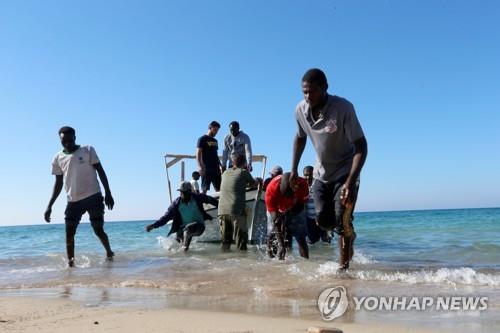 지중해 난민선 사고 희생자 시신 62구 수습…"계속 밀려온다"