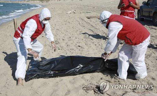 지중해 난민선 사고 희생자 시신 62구 수습…"계속 밀려온다"