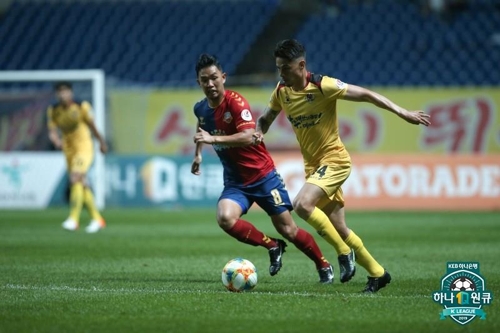 '1-7 참패 악몽' 광주, 수원FC 2-0으로 꺾고 선두 질주