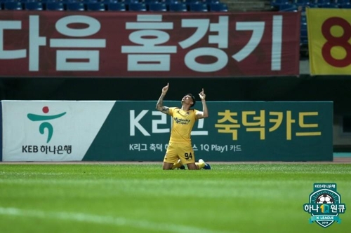 '1-7 참패 악몽' 광주, 수원FC 2-0으로 꺾고 선두 질주