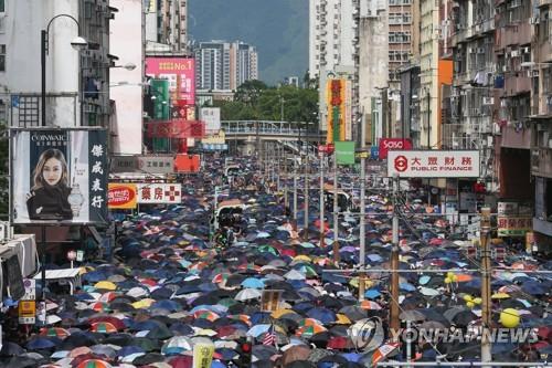 홍콩서 수만명 '백색테러' 규탄 집회…충돌 우려 불허에도 강행