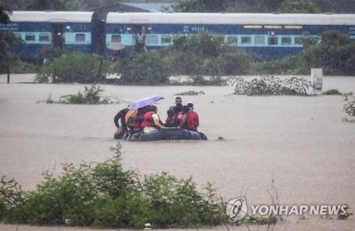 인도 뭄바이 인근 홍수로 열차 고립…승객 700명 구조 작전