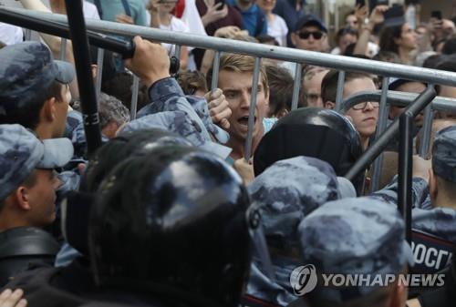 러시아 공정선거 촉구 시위 주도한 '푸틴 정적' 입원