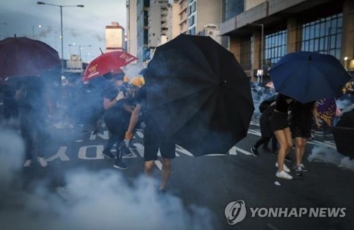 홍콩 또 '송환법 반대' 극렬 시위…도심 곳곳 시위대-경찰 충돌