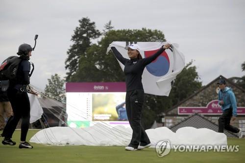 에비앙 우승컵 든 고진영, 애국가 울리자 눈물 왈칵