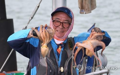 "돌문어가 왔다"…삼천포 앞바다서 낚시객 손맛·입맛 즐기기