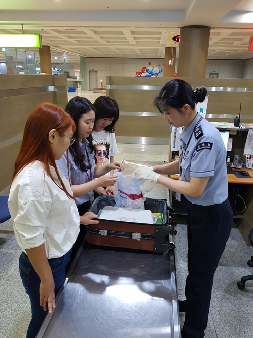 광주본부세관, 휴가철 무안공항 휴대품 검사 강화