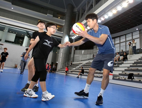 프로배구 현대캐피탈, 초등부 초청해 훈련 지도