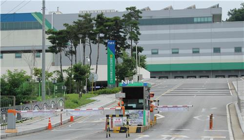 '하청업체에 갑질' 농협 안성물류센터 용역비 횡령으로 '줄징계'(종합)