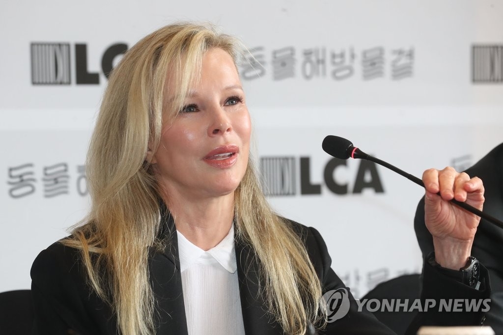 헐리웃 스타 킴 베이싱어 "한국, 개 식용으로 집단 사육하는 유일한 나라"