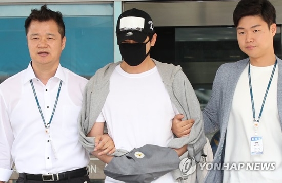 `성폭행 혐의` 강지환, 수갑 차고 고개 푹 "피해자들에 미안"