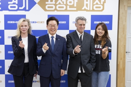 이재명 만난 킴 베이싱어 "동물들, 우리 도움 필요하다"