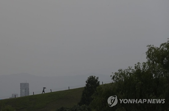 [오늘 날씨] 전국 구름 많고 곳곳 `비`…미세먼지 좋음