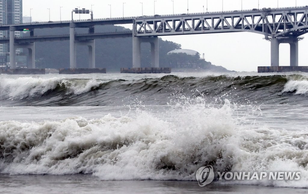 태풍 `다나스`, 내일 한반도 상륙…벌써 제주 남쪽 해상 도달