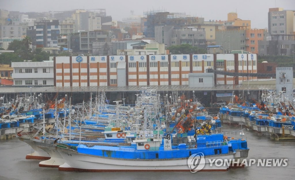 태풍 `다나스`, 내일 한반도 상륙…벌써 제주 남쪽 해상 도달