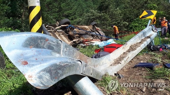 삼척 사고, 커브길서 승합차 전복…4명 사망·9명 중경상