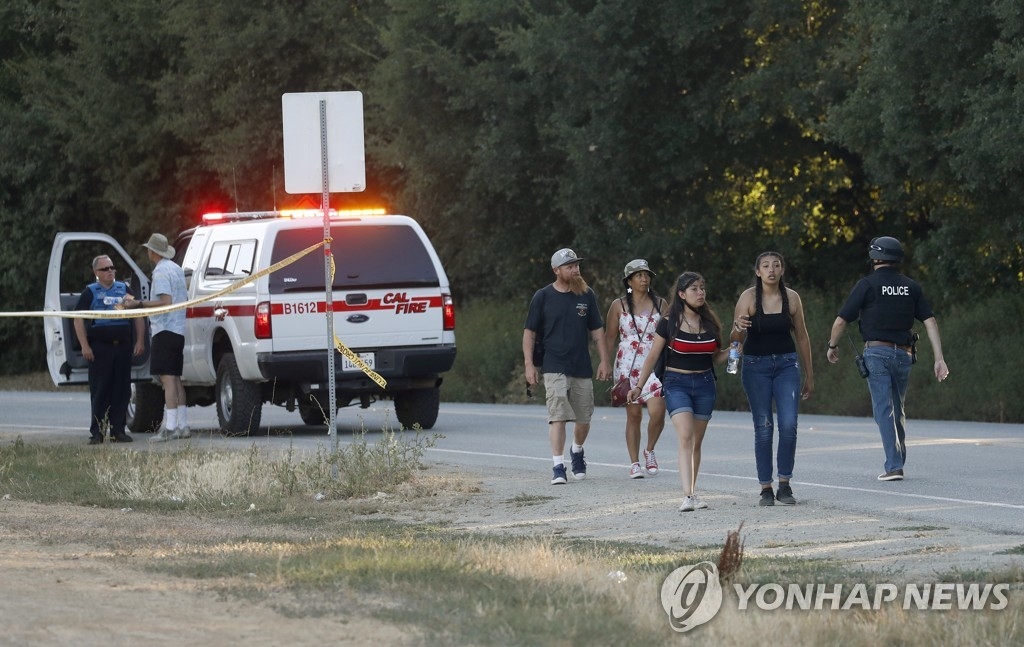 美캘리포니아 축제서 총격…용의자 포함 19명 사상