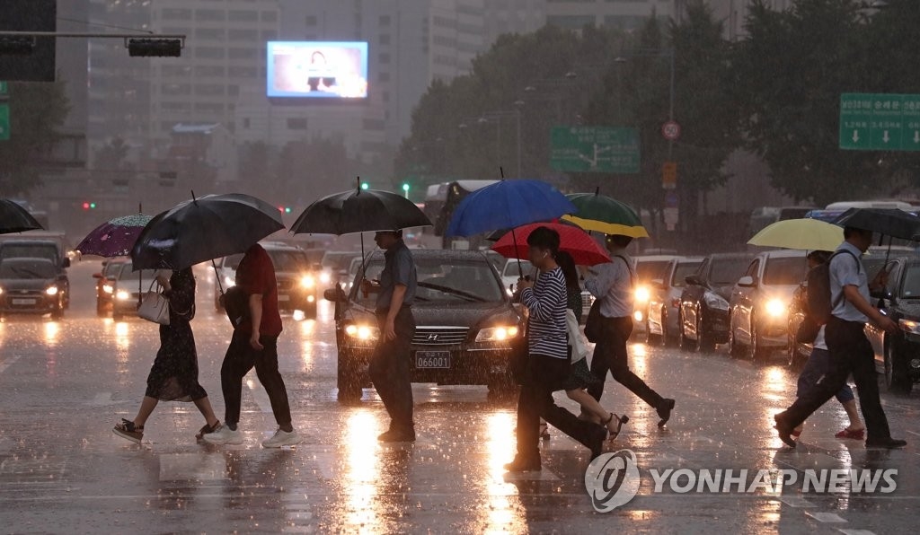 [날씨] 서울·경기 등 낮까지 비…낮 최고기온 36도 `폭염 계속된다`